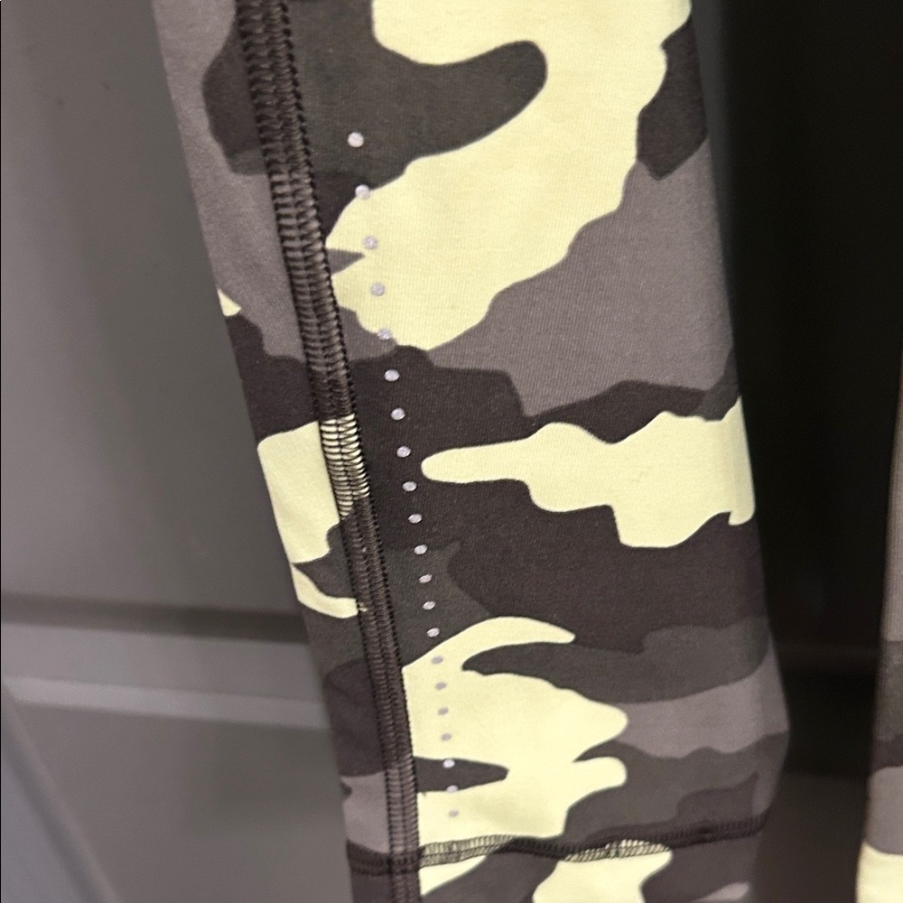 Lululemon Camo Leggings 25 - Picture 3 of 8